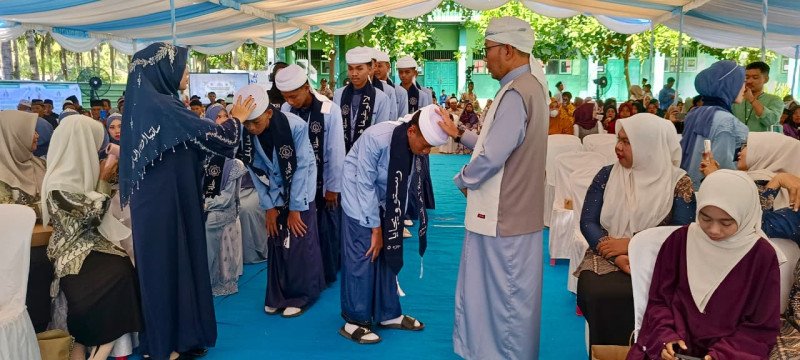 Foto Suasana saat TGH. Muh. Husni Mubarok, QH., M.Pd.I Bersama Istri Memberikan Restu kepada Santri Dalam Acara Haflah Akhirussanah & Wisuda Tahfidzul Qur'an dirangkai Tasyakuran Penamatan Santri Tahun Ajaran 2025/2026, pada Sabtu (20/6/2026) di Pimpinan Ponpes DM NW Yasnuhu NW Pringgabaya (Dok. Pribadi) Foto Suasana saat TGH. Muh. Husni Mubarok, QH., M.Pd.I Bersama Istri Memberikan Restu kepada Santri Dalam Acara Haflah Akhirussanah & Wisuda Tahfidzul Qur'an dirangkai Tasyakuran Penamatan Santri Tahun Ajaran 2025/2026, pada Sabtu (20/6/2026) di Pimpinan Ponpes DM NW Yasnuhu NW Pringgabaya (Dok. Pribadi)